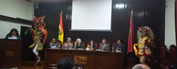 Zulma Yugar recibe el cariño de su pueblo en entrega de su libro a Bolivia desde el alma