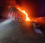 Patrulla comisa e incinera camión con línea blanca valuado en Bs500.000