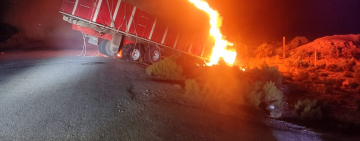 Patrulla comisa e incinera camión con línea blanca valuado en Bs500.000