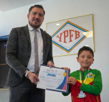 Orgullo boliviano en el tablero: YPFB entrega reconocimiento a Thiago Arteaga