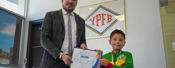 Orgullo boliviano en el tablero: YPFB entrega reconocimiento a Thiago Arteaga