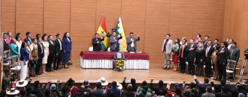 Arce posesiona a magistrados, destaca su legitimidad y les exhorta a actuar con transparencia e independencia