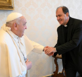 El papa Francisco sufrió una caída sin fracturas pero le inmovilizaron el brazo por precaución 