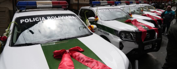 Gobernación equipa a la Policía de La Paz con un carro mata fuegos y patrullas