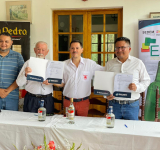 Firman acuerdo para provisión de 200.000 botellas de la estatal Envibol para el Singani “San Pedro” 