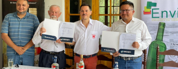 Firman acuerdo para provisión de 200.000 botellas de la estatal Envibol para el Singani “San Pedro” 