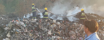  Navales de Puerto Quijarro controlan incendio en botadero de basura