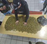 Aprehenden a policía que dejó ingresar marihuana al penal de Chonchocoro