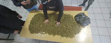 Aprehenden a policía que dejó ingresar marihuana al penal de Chonchocoro