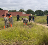 Internos deshierban predios de ampliación de la cárcel de Palmasola