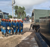 Militares socorren a vecinos en barrios inundados de Quillacollo