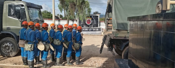 Militares socorren a vecinos en barrios inundados de Quillacollo