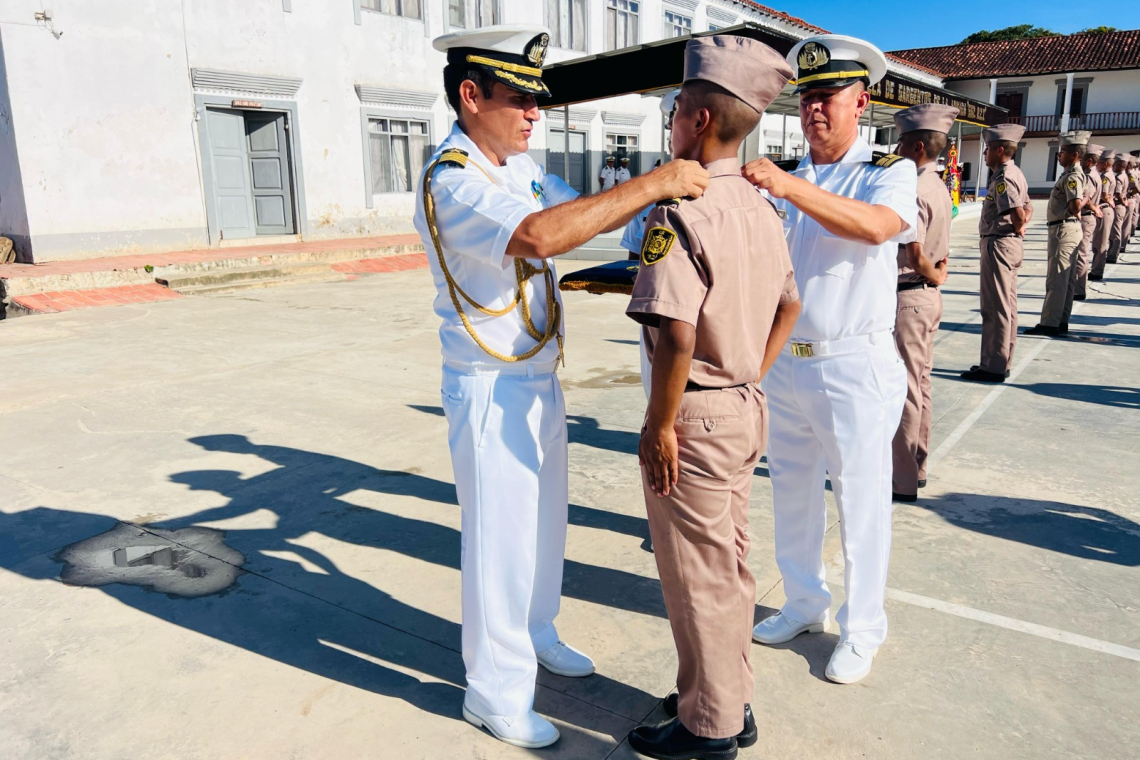 Imposición de grados a cadetes de primer año en la Escuela de Sargentos