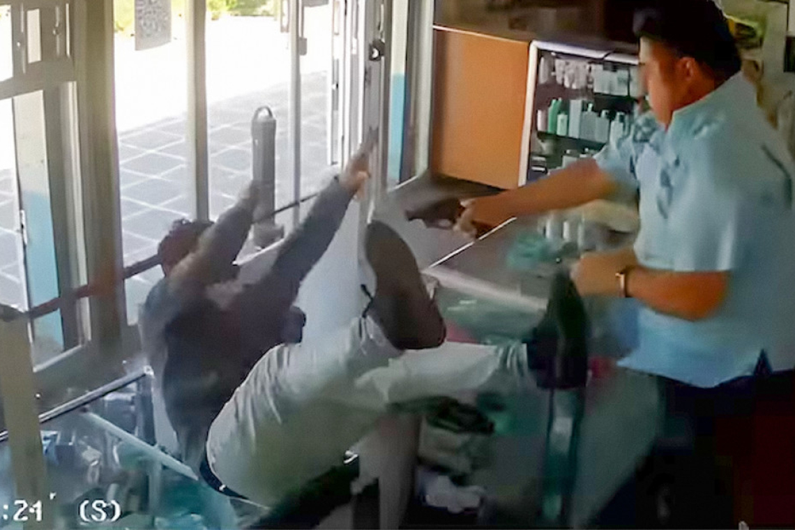 Intenta robar una farmacia y el propietario lo mata