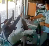 Intenta robar una farmacia y el propietario lo mata