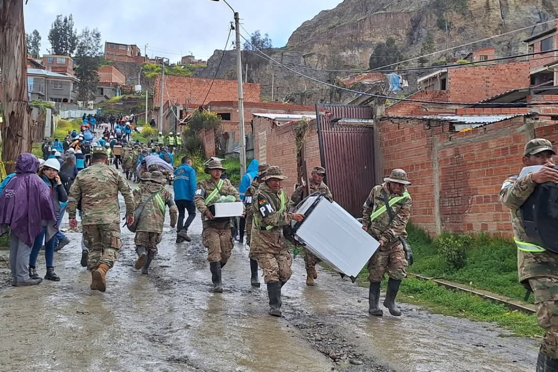Defensa Civil desplaza militares y ayudan a damnificados en Codavisa