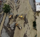 Luis Arce informa de la entrega de 10 toneladas de ayuda a 1.750 familias damnificadas por el clima en La Paz