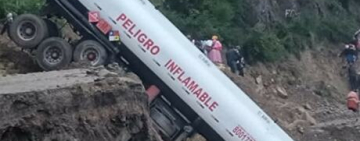 Cisterna queda colgada tras colapso total de plataforma en la carretera Cochabamba – Oruro