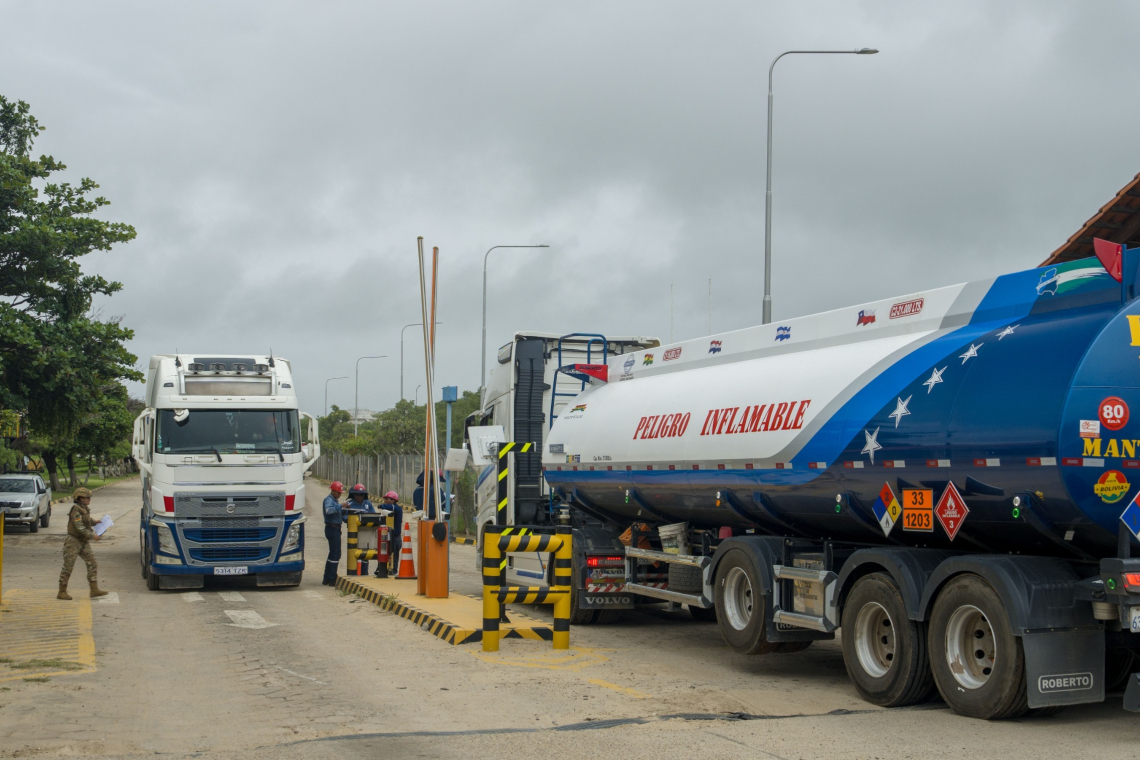 YPFB descarga 7,5 millones de litros de gasolina 