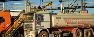 YPFB despacha 80 cisternas con combustibles para La Paz y reporta que bloqueos en El Alto impiden paso