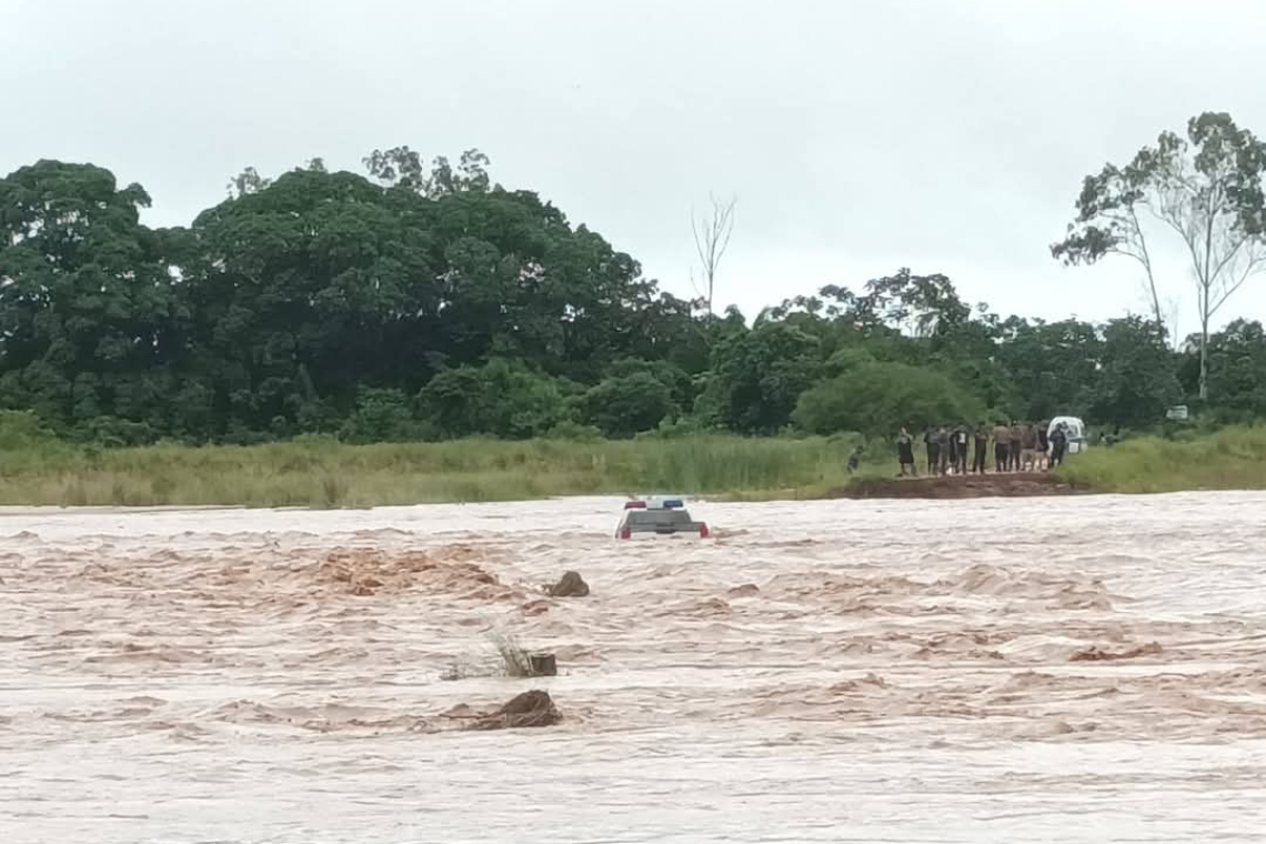 Policías salen ilesos de un turbión que se cobra la vida de una persona en Poratachuelo