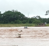 Policías salen ilesos de un turbión que se cobra la vida de una persona en Poratachuelo