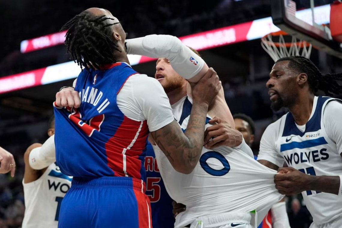 Una brutal pelea terminó con siete expulsados en la NBA