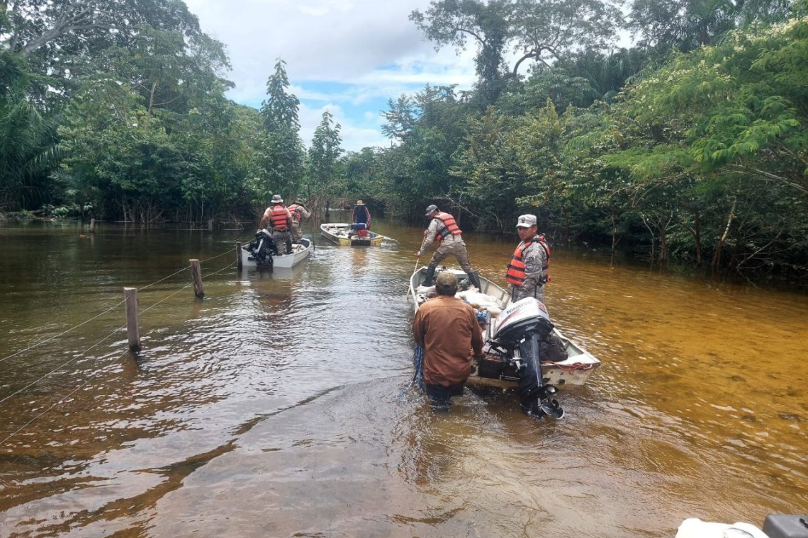 Marinos auxilian en lanchas a damnificados por inundaciones en Guarayos