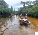 Marinos auxilian en lanchas a damnificados por inundaciones en Guarayos