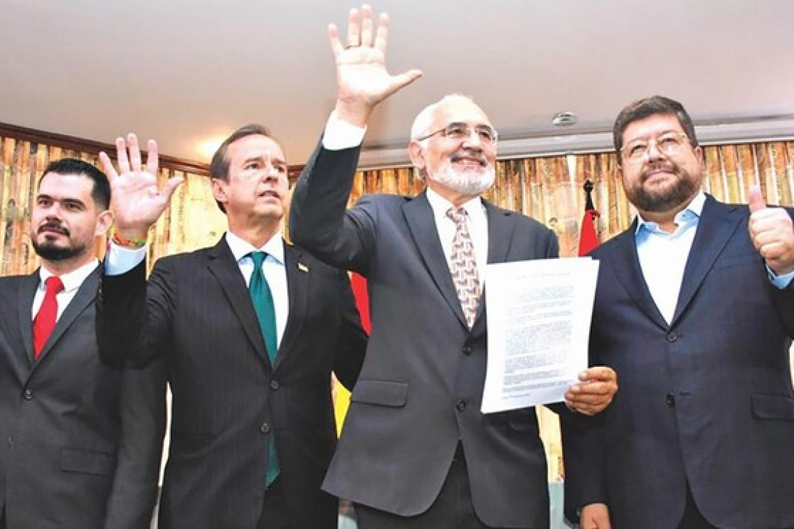 Bloque opositor se quiebra y Carlos Mesa se aleja de la vocería