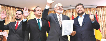 Bloque opositor se quiebra y Carlos Mesa se aleja de la vocería