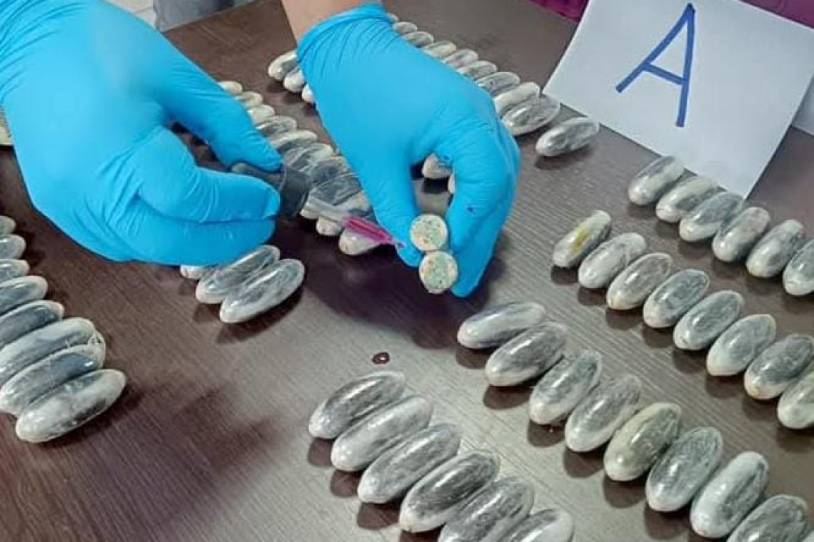 Caen tres tragones con 212 capsulas de cocaína con destino Chile