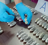 Caen tres tragones con 212 capsulas de cocaína con destino Chile