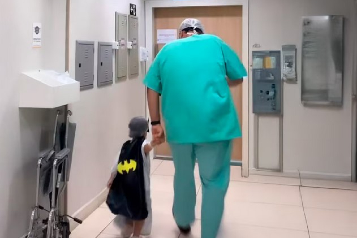 Quién es el médico brasileño que viste a los niños de superhéroes antes de sus sus cirugías para disminuir el temor al quirófano 