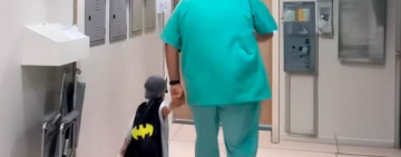 Quién es el médico brasileño que viste a los niños de superhéroes antes de sus sus cirugías para disminuir el temor al quirófano 