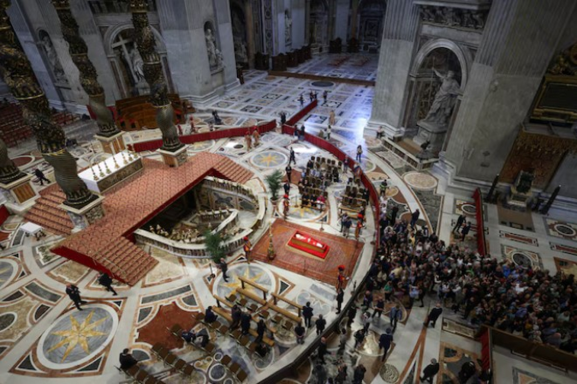 Miles de fieles despiden al papa Francisco en la Basílica de San Pedro