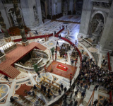 Miles de fieles despiden al papa Francisco en la Basílica de San Pedro