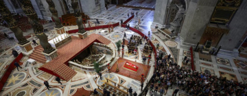 Miles de fieles despiden al papa Francisco en la Basílica de San Pedro