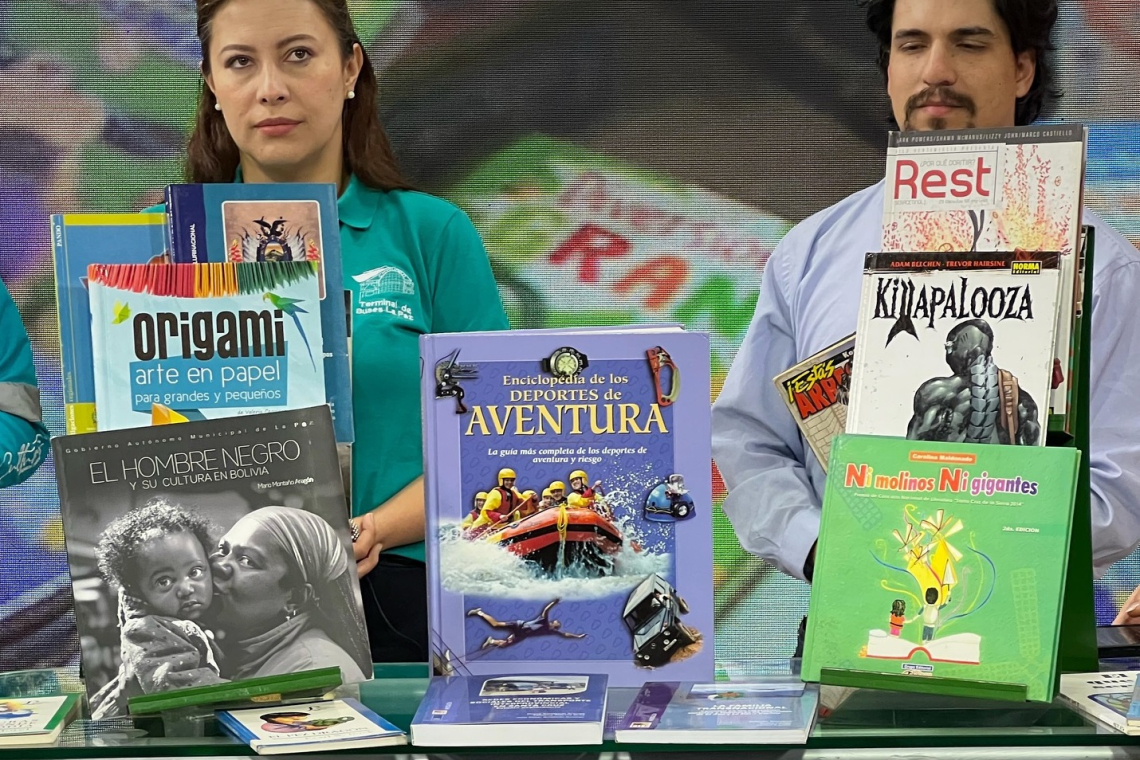 Instalan Feria del Libro con un sector para lectura en la Terminal de Buses de La Paz