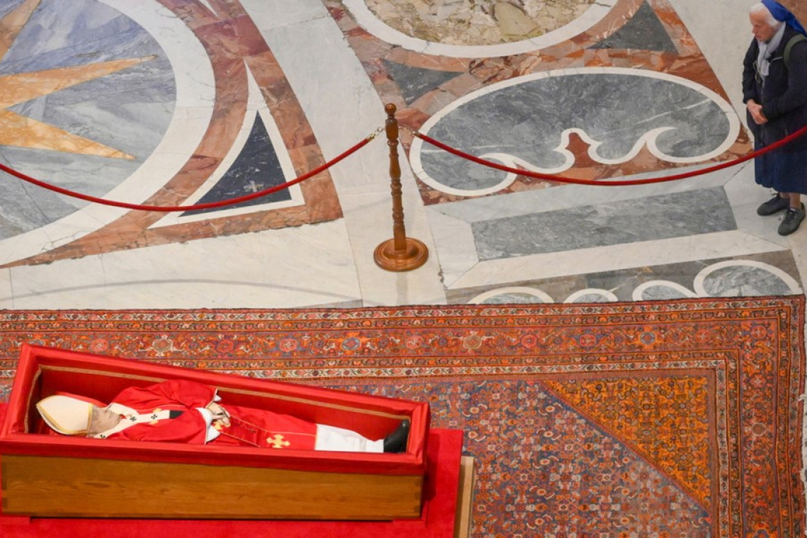 Una monja se salta el protocolo para despedir al papa Francisco