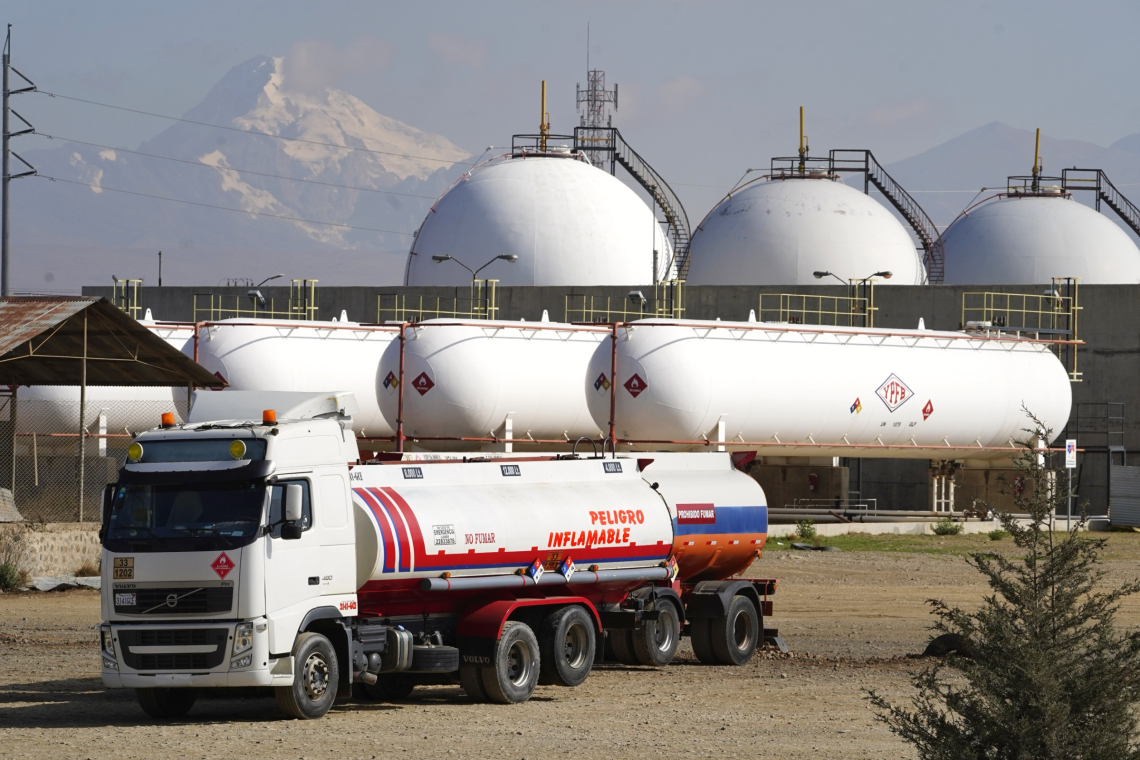 Más de 1.000 cisternas transportan 40 millones de litros de combustibles hacia plantas de YPFB