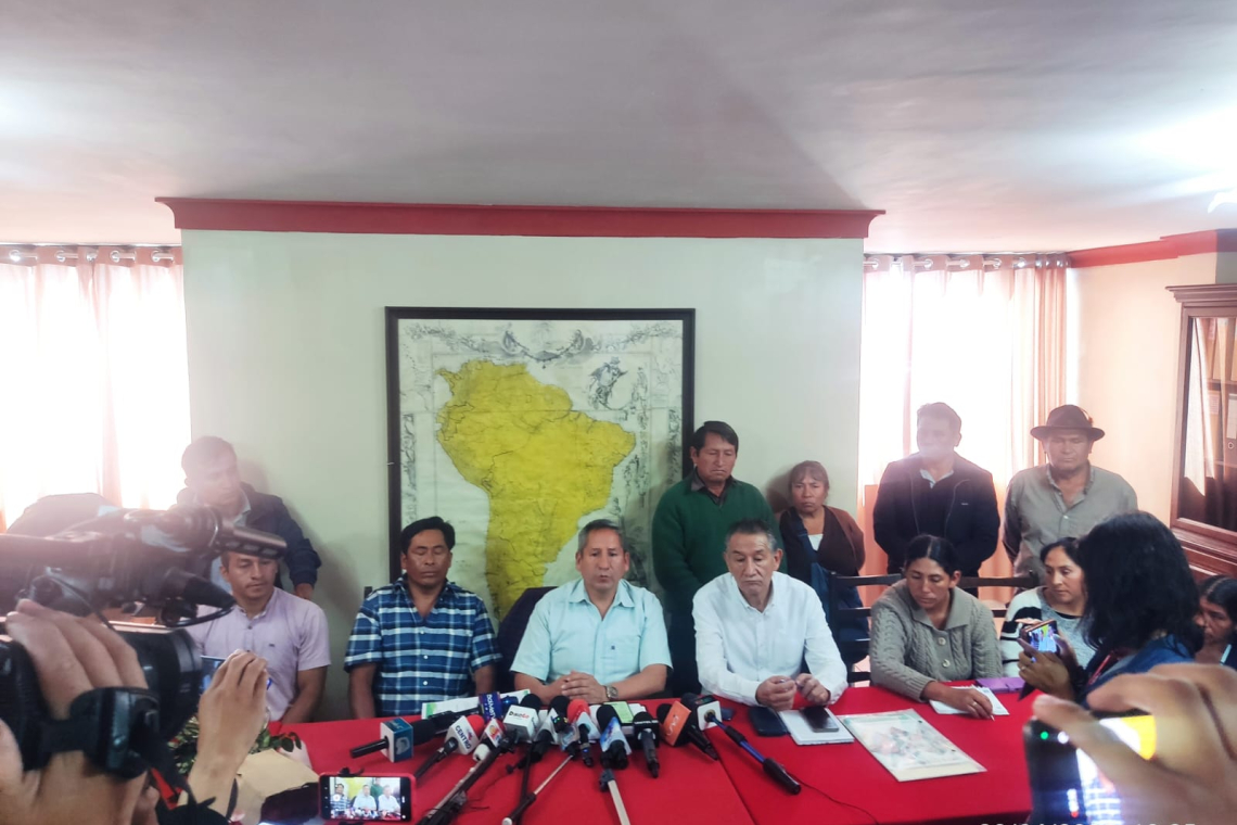 Gobierno acuerda con floricultores controles en frontera con el Perú
