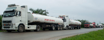Bloqueos en Cochabamba perjudican el abastecimiento de combustible a oriente y occidente