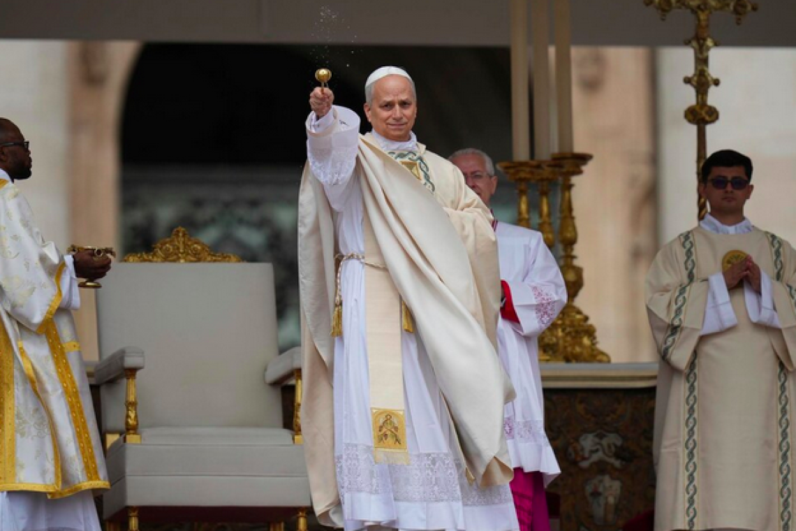León XIV asumió el papado con un llamado a “construir un mundo donde reine la paz”