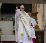 León XIV asumió el papado con un llamado a “construir un mundo donde reine la paz”
