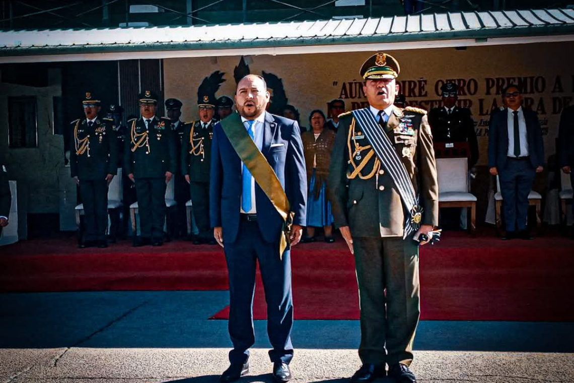 Policía rinde honores y garantiza subordinación a nuevo ministro Ríos