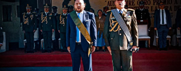 Policía rinde honores y garantiza subordinación a nuevo ministro Ríos