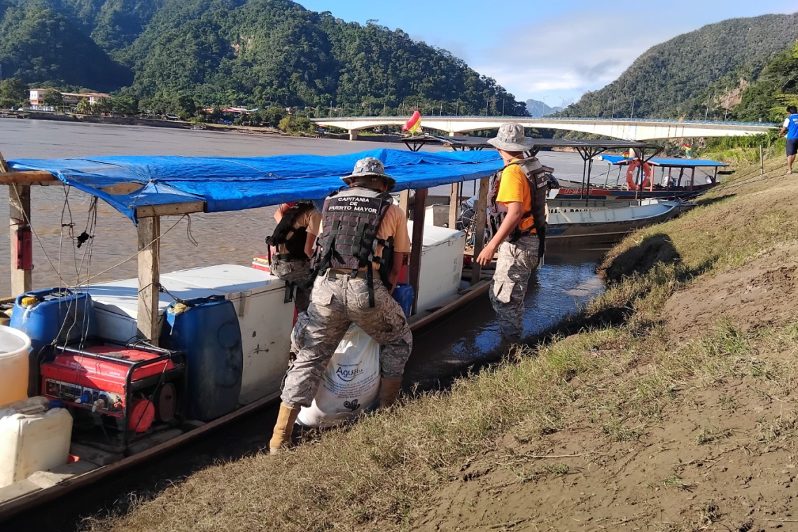 Armada lleva 8 Tn de ayuda a zonas ribereñas afectadas por inundaciones en Beni