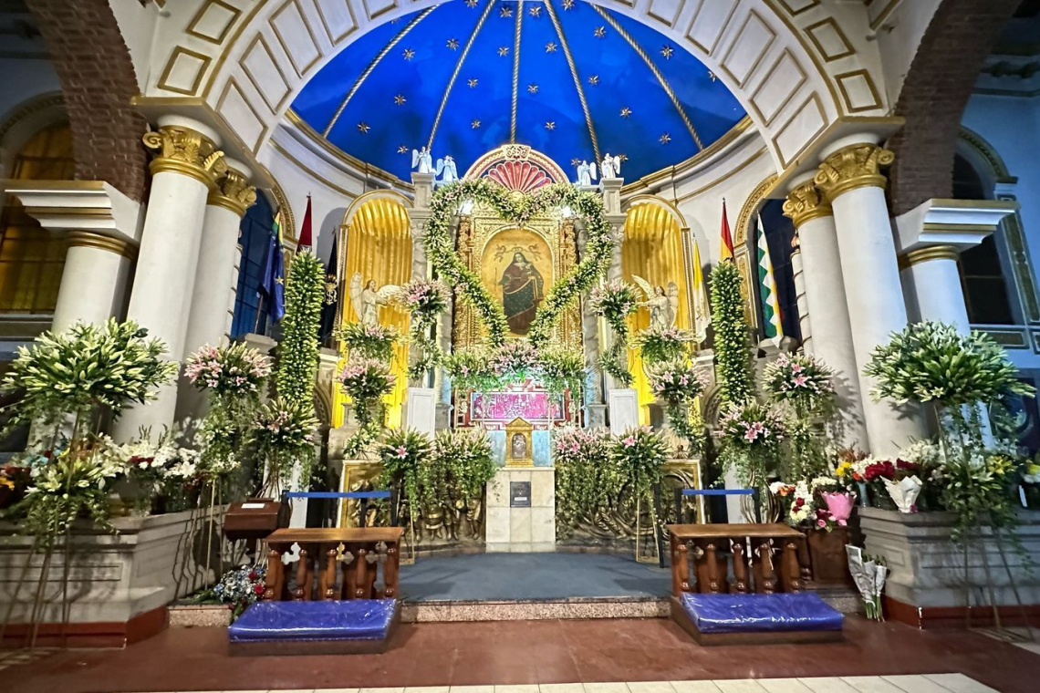 Denise: La migrante que vistió con 10.000 lirios el altar de la Virgen del Socavón