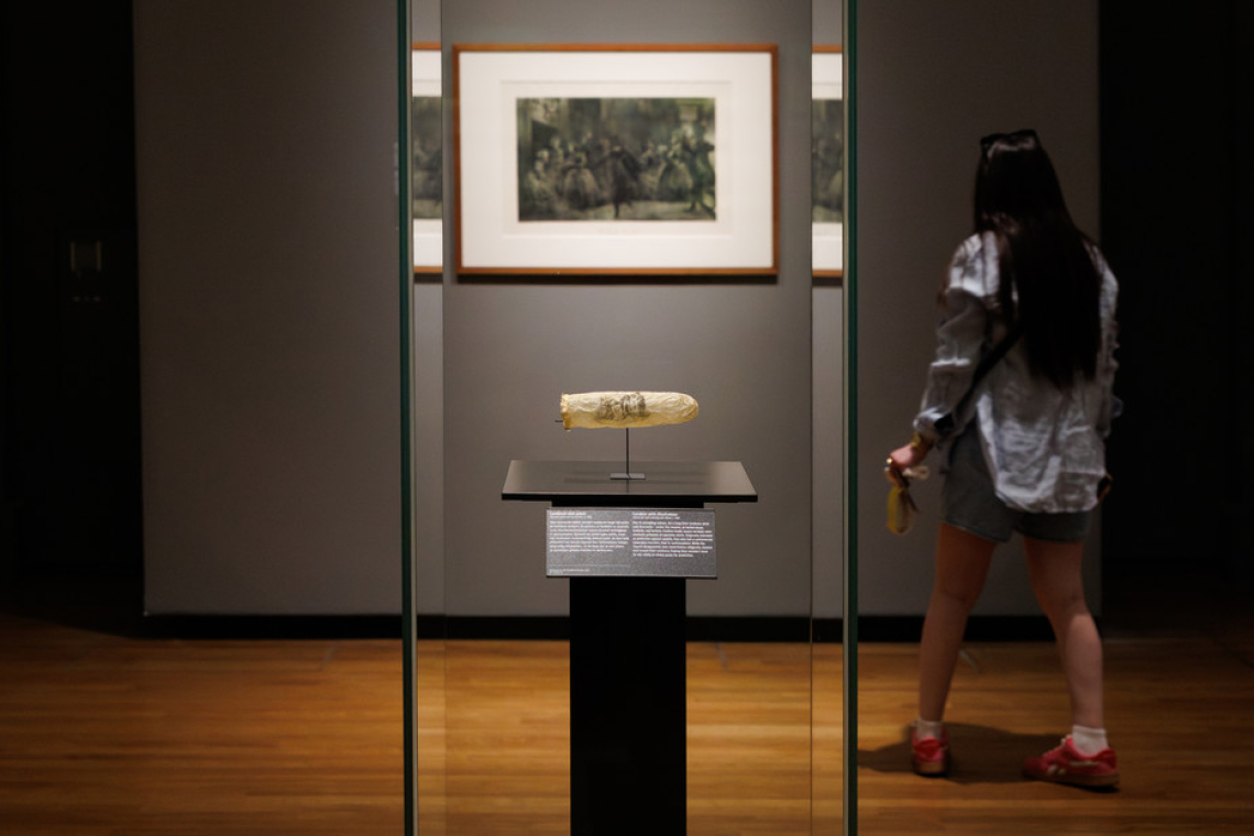 Exhiben un raro condón de casi 200 años con una provocativa escena erótica